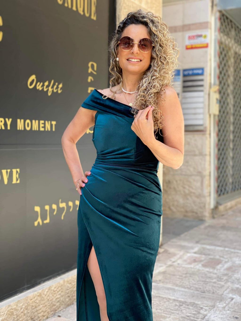 ⁦שמלת קטיפה מקסי⁩ – תמונה ⁦2⁩